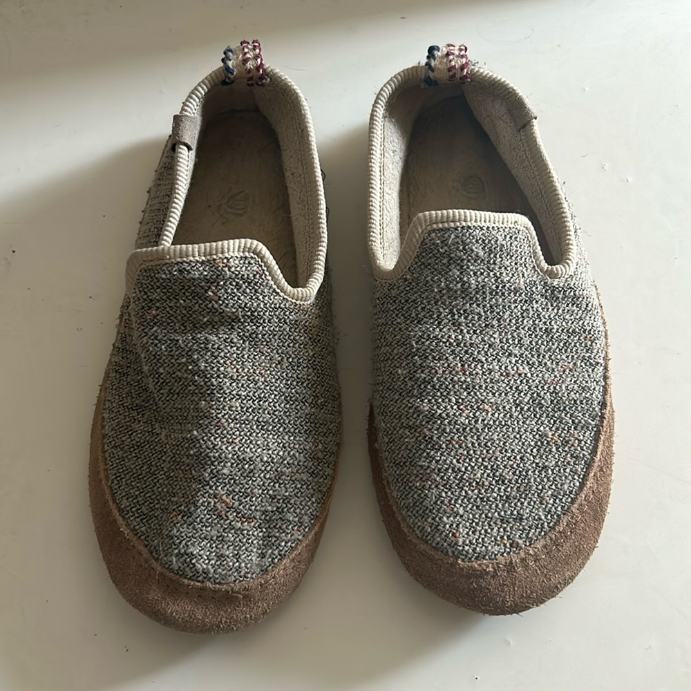 Women’s Acorn Slippers Sz 6.5-7.5